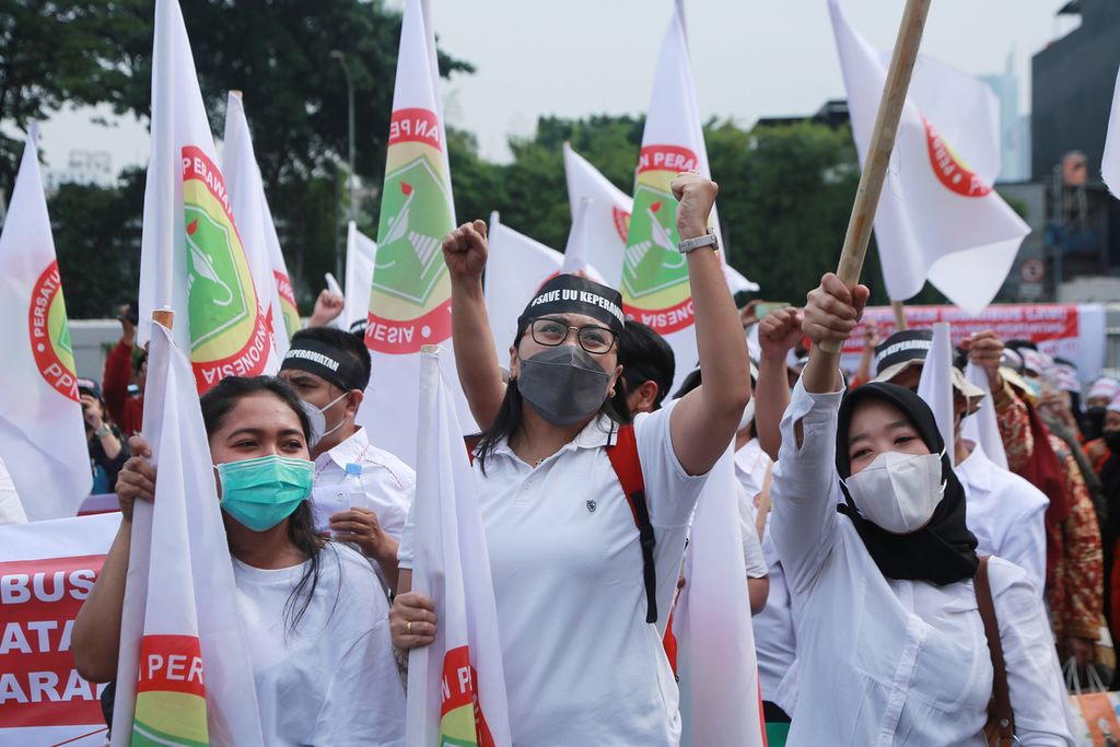 Tenaga kesehatan yang tergabung dalam Persatuan Perawat Nasional Indonesia (PPNI) melakukan demo di depan Gedung MPR/DPR/DPD, Jakarta, Senin (28/11/2022). 