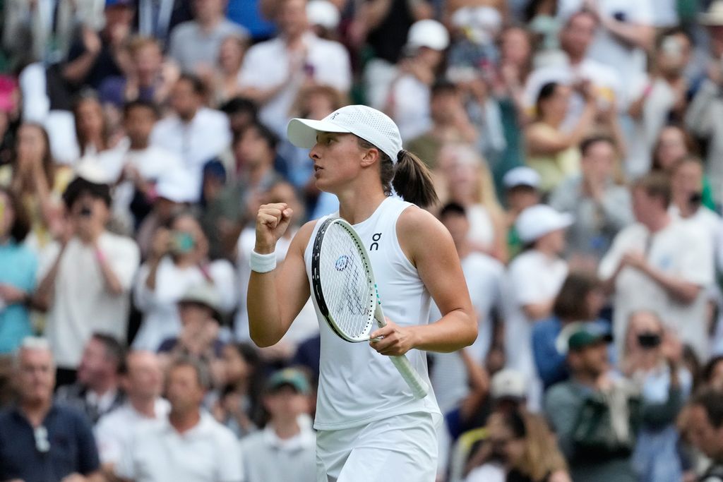 Petenis Polandia, Iga Swiatek, merayakan poin kemenangan atas Belinda Bencic (Swiss) pada babak 16 besar tunggal putri Grand Slam Wimbledon di All England Tennis Club, Wimbledon, Inggris, Minggu (9/7/2023) waktu setempat. 