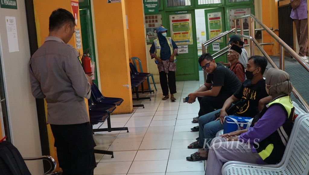 Aparat dari Bidang Dokter dan Kesehatan Polres Sukoharjo tengah berkoordinasi untuk melakukan pengambilan sampel darah terhadap ayah terduga korban mutilasi, Kamis (25/5/2023), di Puskesmas Grogol, Kabupaten Sukoharjo, Jawa Tengah.