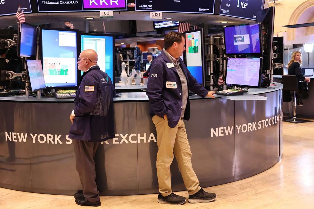 Para <i>trader </i>bekerja di lantai Bursa Efek New York, AS, 2 November 2022 di New York City. 