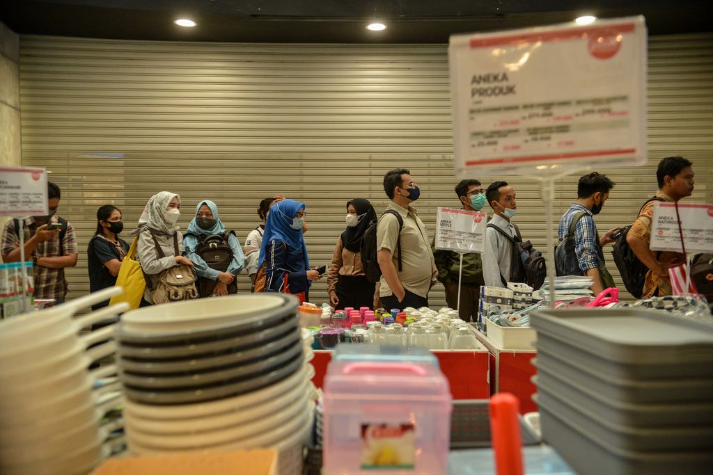 Para pencari kerja mengantre di acara Jakarta Job Fair 2023 di Plaza Semanggi, Jakarta Selatan, Selasa (30/5/2023). 