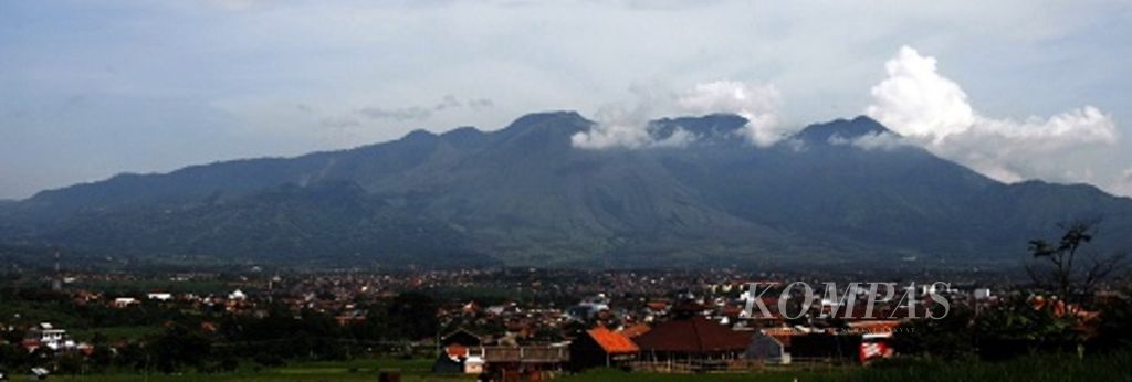 Kota Garut terletak tepat di bawah Gunung Guntur, Kabupaten Garut, Jawa Barat, Minggu (26/2/2012). Gunung Guntur yang merupakan salah satu gunung berapi aktif ini memiliki potensi bencana yang tinggi bagi kota yang memiliki sebutan Swiss van Java tersebut.
