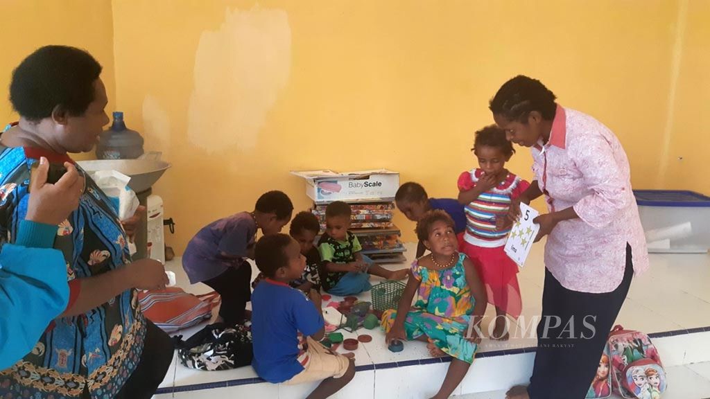 Tampak pelaksanaan materi pembelajaran berbasis kurikulum bahasa ibu di Sekolah PAUD Papua Cerdas Mandiri di Kabupaten Jayapura, Papua, pada 9 Mei 2019 lalu.