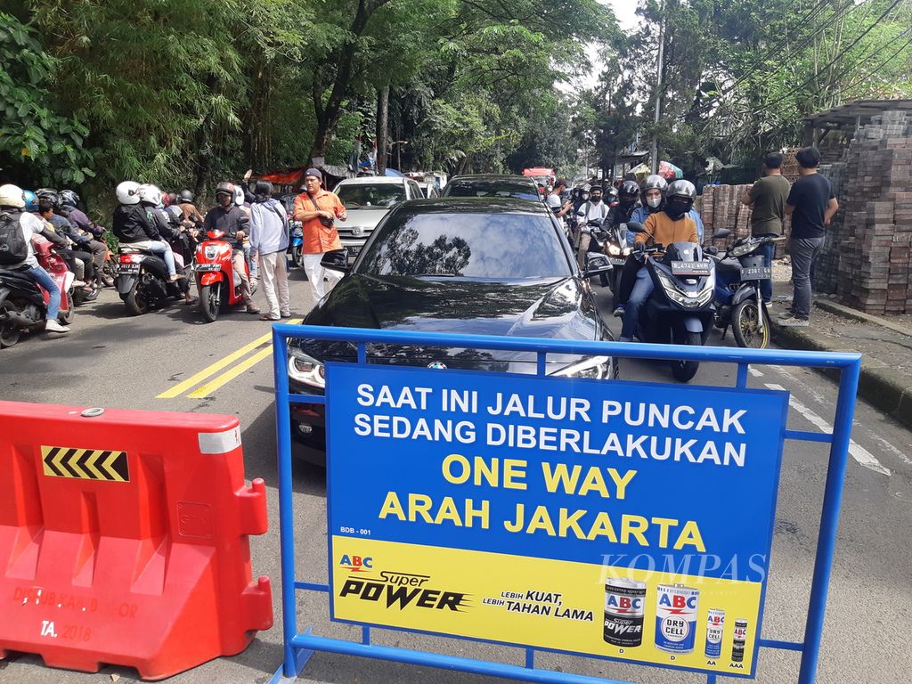 Kendaraan tertahan di Jalan Raya Ciawi, Kabupaten Bogor, pada Selasa (3/5/2022) siang imbas dari kebijakan satu arah di Jalan Raya Puncak.