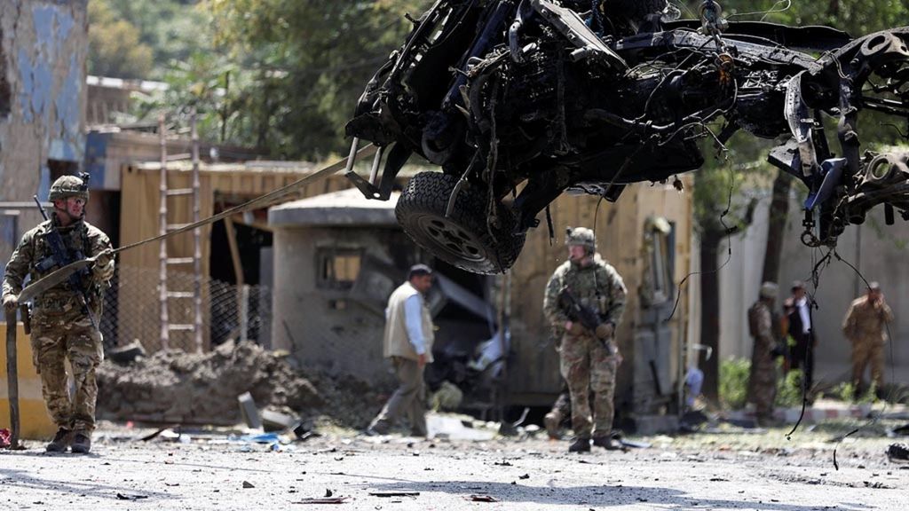 Pasukan pendukung membersihkan puing kendaraan yang hancur akibat serangan bom mobil di Kabul, Afghanistan, 5 September 2019. Serangan itu menewaskan 12 orang, termasuk seorang tentara AS, diklaim oleh kelompok Taliban. Serangan itu dijadikan alasan oleh Presiden AS Donald Trump menghentikan perundingan damai antara AS dan Taliban, Sabtu (7/9/2019).