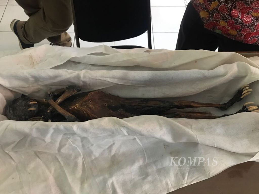 An object resembling a jenglot was thrown away after being found on Kenjeran Beach in Surabaya.