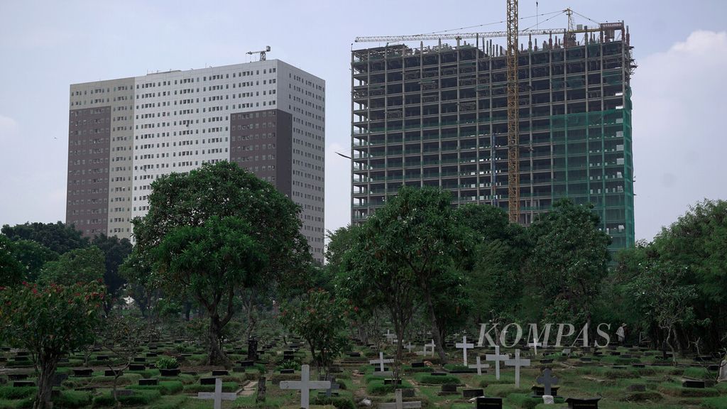 Proyek pembangunan apartemen Nuansa Pondok Kelapa, Jakarta Timur, Jumat (19/3/2021). Pemprov DKI sebelumnya menargetkan pembangunan 232.214 unit rumah susun sederhana milik dengan uang muka Rp 0. 