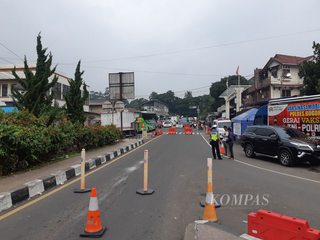 Untuk mengurai kemacetan, petugas Satuan Lalu Lintas Kepolisian Resor Bogor menutup jalur arah Puncak, Kamis (30/12/2021)