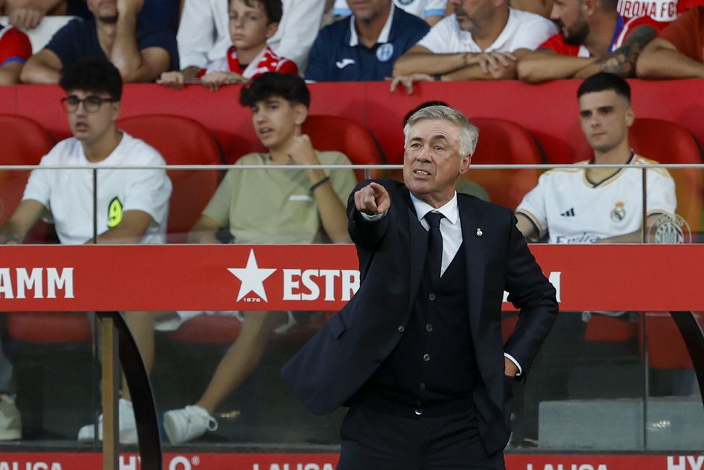 Pelatih Real Madrid Carlo Ancelotti memberikan instruksi kepada pemainnya saat melawan Girona pada laga Liga Spanyol di Stadion Montilivi, Girona, Sabtu (30/9/2023).