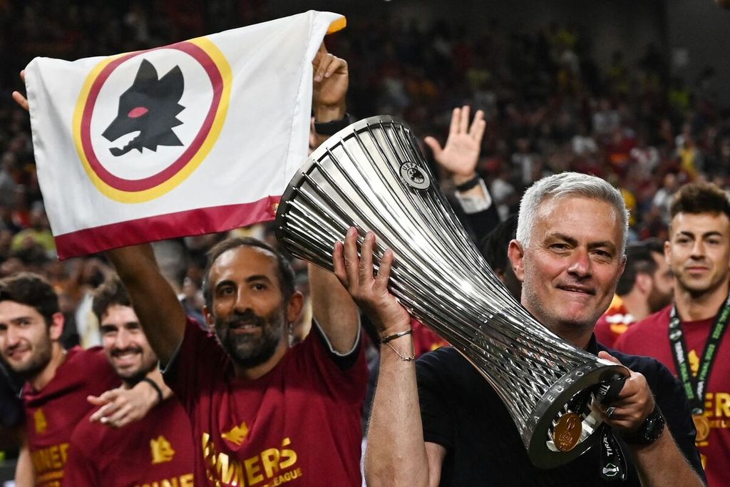 Pelatih AS Roma Jose Mourinho dan timnya merayakan keberhasilan meraih trofi Liga Konferensi Eropa di Stadion Air Albania, Tirana, Albania, Kamis (25/5/2022) dini hari WIB. Roma mengalahkan Feyenoord, 1-0, di final.