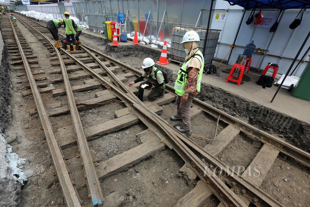 Anggota tim arkeolog dari konsultan MRT meneliti wesel rel atau sarana pemindah jalur kereta jalur trem kuno di lokasi proyek MRT Jakarta Fase 2 CP202 di kawasan Harmoni, Jakarta Pusat, Rabu (16/11/2022). 
