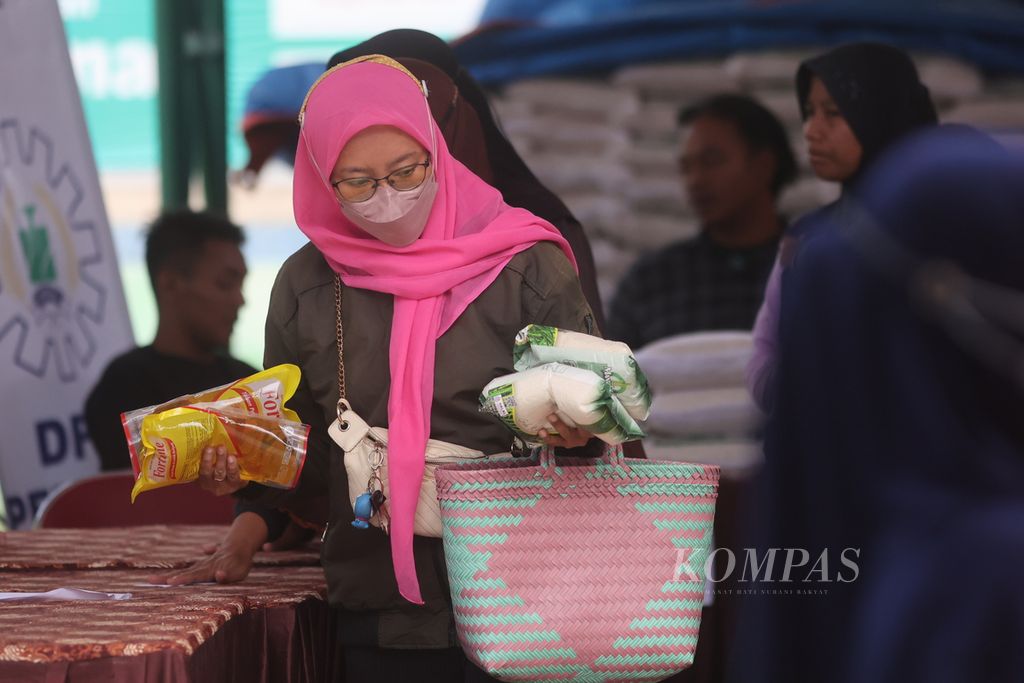 Warga membeli komoditas bahan pokok dalam kegiatan pasar murah di kantor Kecamatan Sleman, Kabupaten Sleman, Daerah Istimewa Yogyakarta, Senin (18/3/2024).