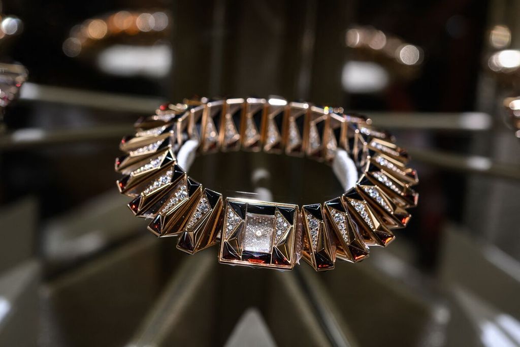 Sebuah gelang emas dengan berlian berpotongan brilian "Cartier Libre" model jam tangan karya Cartier ditampilkan, pada hari pembukaan pameran Watches and Wonders Geneva, di Geneva pada Rabu (30/3/2022). 