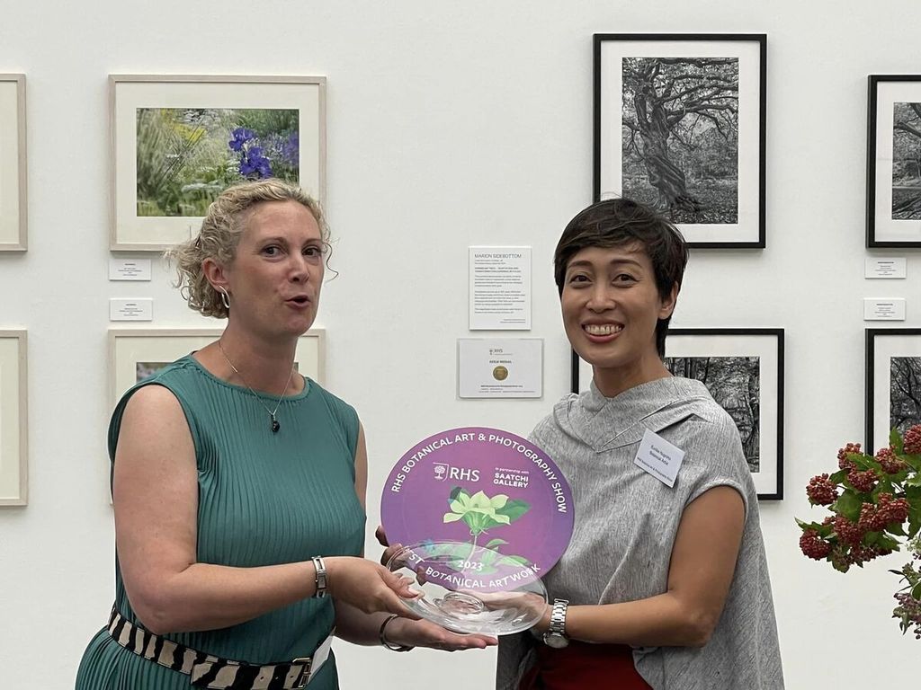 Kurator pameran RHS, Charlotte Brooks, mempersembahkan penghargaan untuk "Karya Seni Terbaik" pada Pameran 2023 kepada Eunike Nugroho pada Jumat (16/6/2023).