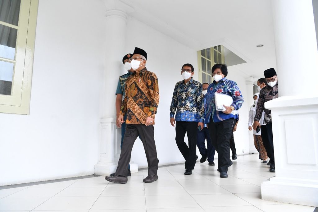 Wakil Presiden Ma’ruf Amin diiringi Menteri Lingkungan Hidup dan Kehutanan Siti Nurbaya (kedua dari kanan) bersiap menghadiri penyerahan anugerah Proper 2022 di Istana Wapres, Jakarta, Kamis (29/12/2022).