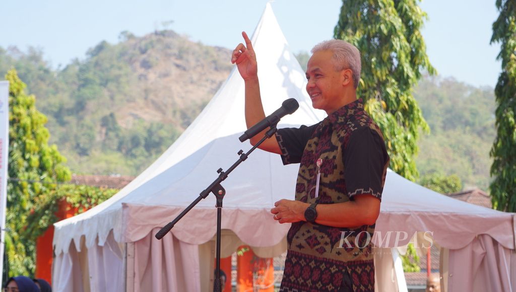 Gubernur Jawa Tengah Ganjar Pranowo menyampaikan sambutan sewaktu meluncurkan Koridor VII Trans-Jateng di Kabupaten Wonogiri, Jawa Tengah, Selasa (8/8/2023).