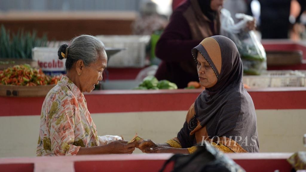 Warga lansia berbelanja di Pasar Ngancar, Kecamatan Banyudono, Boyolali, Jawa Tengah, Minggu (18/8/2019). Jawa Tengah merupakan salah satu provinsi yang memiliki warga lansia terbanyak di Nusantara.