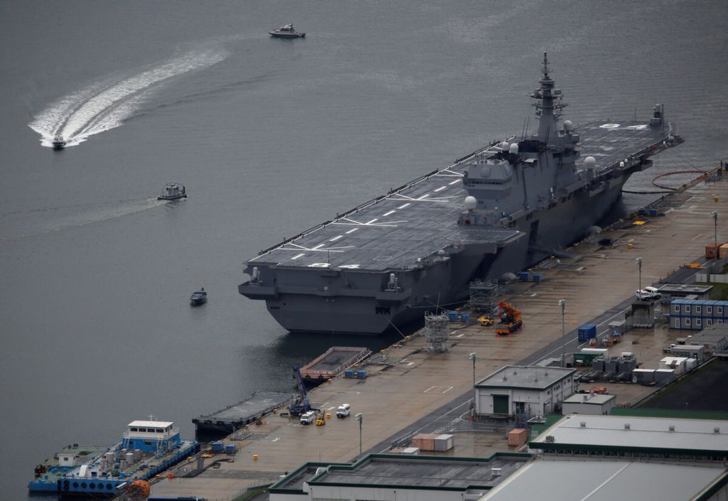 Kapal induk helikopter Kaga saat bersandar di pangkalan Angkatan Laut Jepang di Sasebo, Jepang, pada 6 April 2018. 