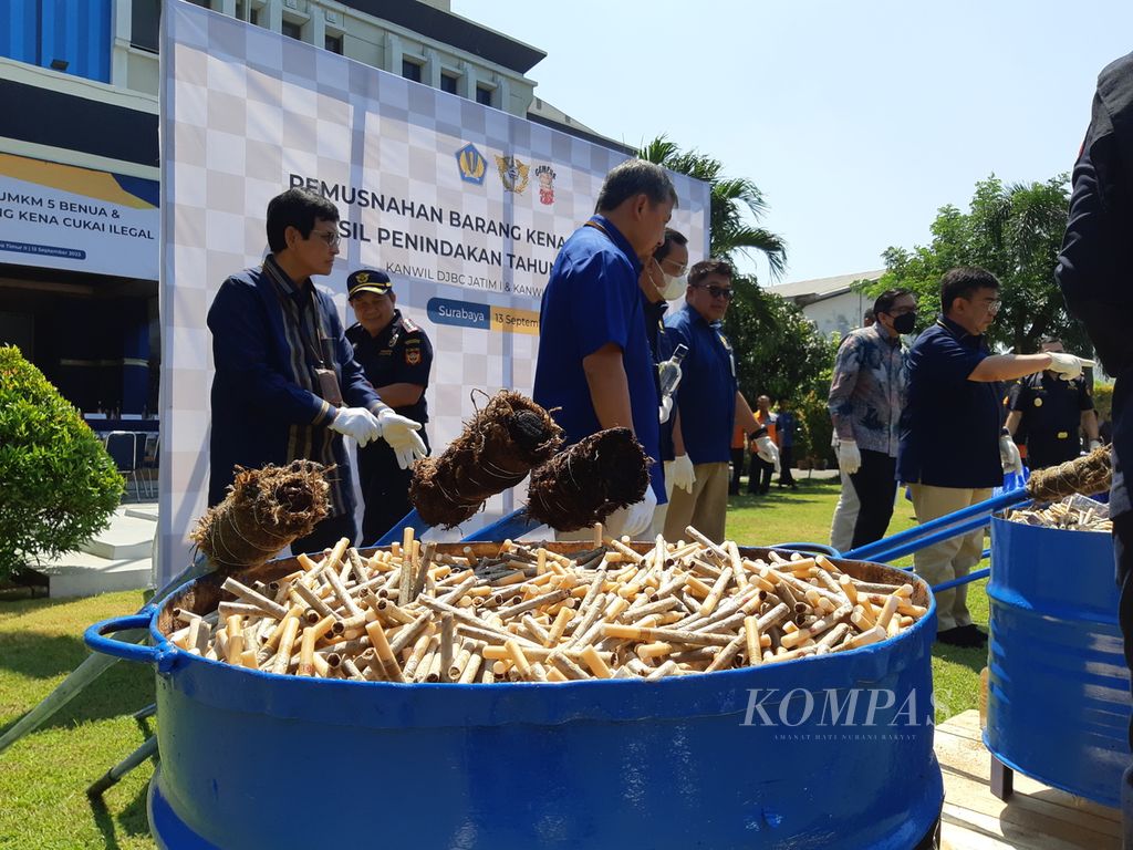 Jutaan batang rokok ilegal ditumpuk di dalam tong pembakaran untuk dimusnahkan di lapangan Kantor Bea Cukai Wilayah Jawa Timur I, Sidoarjo, Jawa Timur, Rabu (13/9/2023). 