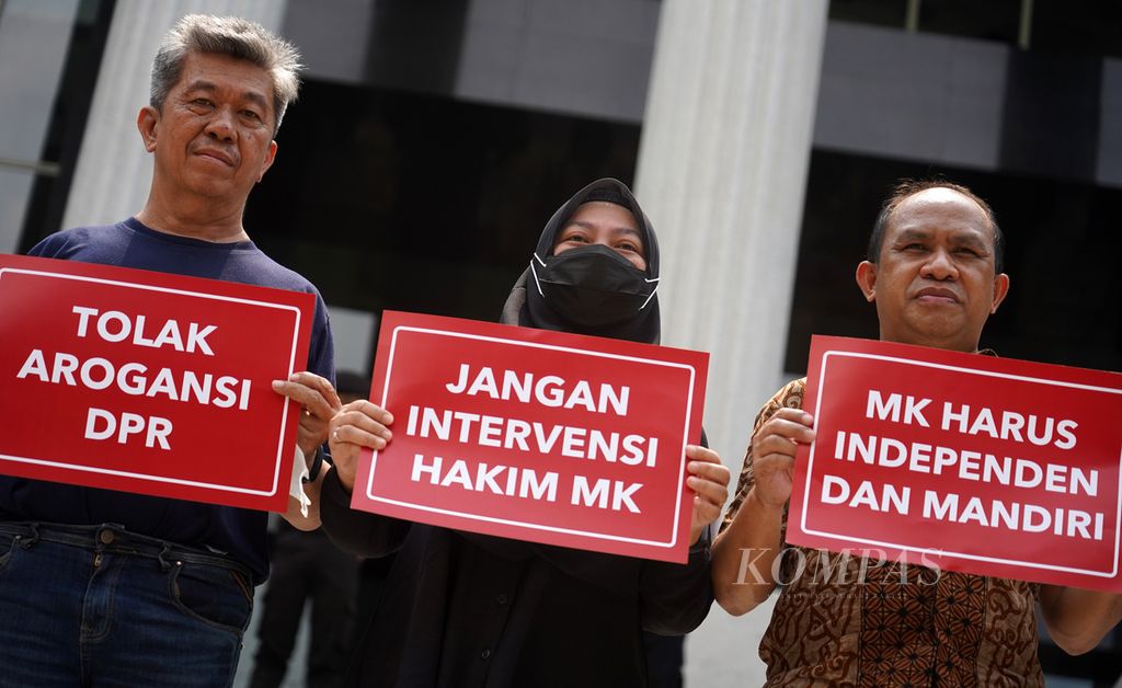 Para aktivis Indonesia Corruption Watch (ICW) dan beberapa perwakilan elemen masyarakat yang tergabung dalam Masyarakat Madani menggelar aksi seruan penyelamatan Mahkamah Konstitusi di halaman Gedung Mahkamah Konstitusi, Jakarta, Selasa (4/10/2022). 