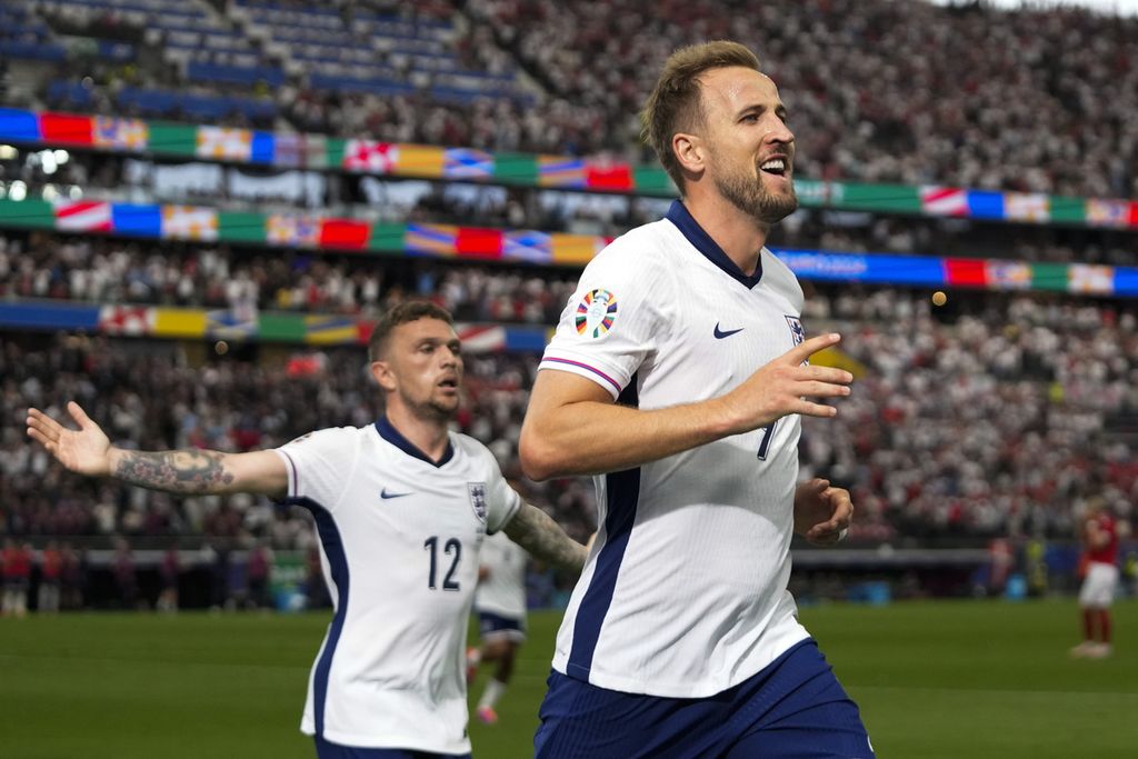 Pemain Inggris Harry Kane (9) melakukan selebrasi bersama Kieran Trippier (12) setelah mencetak gol pada laga Grup C antara Denmark dan Inggris pada turnamen sepak bola Piala Eropa 2024 di Frankfurt, Jerman, Kamis, 20 Juni 2024.