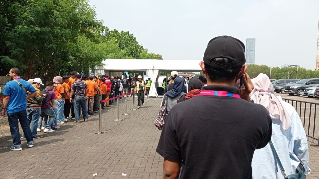 Antrean penonton tiket Grand Stand yang hendak berangkat ke AGI Jakarta International E-Prix Circuit, Ancol Taman Impian, Jakarta Utara, Sabtu (3/6/2023). Mereka berangkat menggunakan bus Transjakarta dari Lapangan Parkir Benyamin Sueb, Jakarta Pusat.