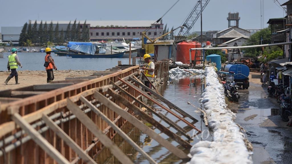 Pembuatan tanggul di Muara Baru, Jakarta Utara, Kamis (7/12). Di sepanjang pesisir Jakarta saat ini sedang dibangun tanggul laut yang diharapkan akan mencegah dan mengurangi dampak kenaikan air laut.