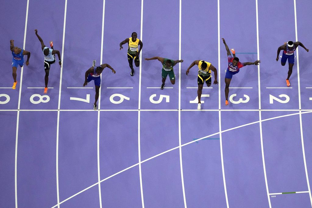 Sprinter Amerika Serikat, Noah Lyles, yang berada di <i>lane</i> tujuh, finis terdepan nomor lari 100 meter Olimpiade Paris 2024 di Paris, Perancis Minggu (4/8/2024) malam. Pemenang nomor ini ditentukan melalui foto finis.