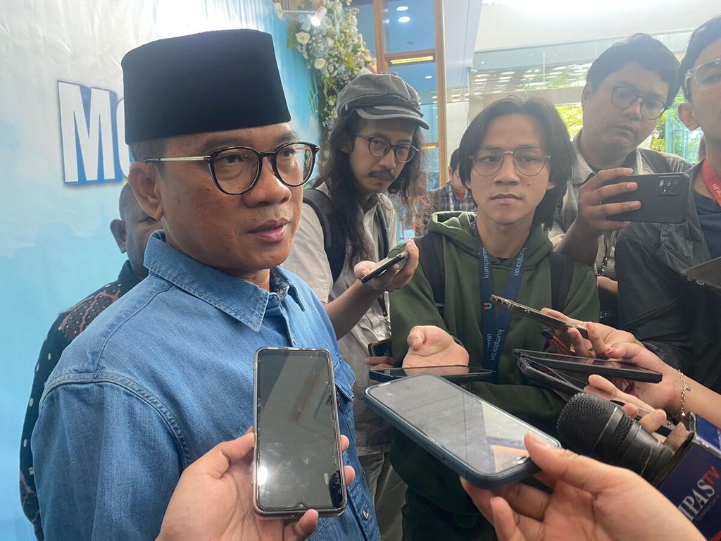Politikus PAN, Yandri Susanto, memberi keterangan pers seusai Media Lunch di DPP PAN, Jakarta Selatan, Selasa (23/4/2024). Dalam pernyataan pers ini, Yandri mengatakan tidak mengetahui nama-nama calon menteri yang diajukan oleh PAN kepada presiden terpilih.