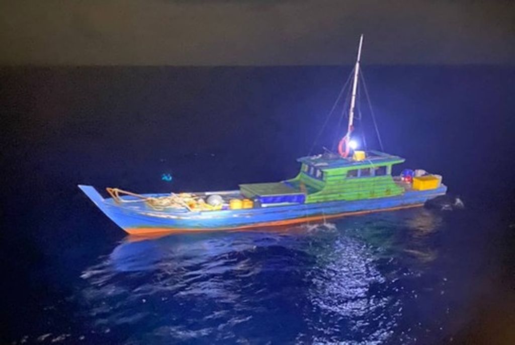 Kapal kayu berukuran 3 gros ton milik Kasnadi(51) dan Johan (26), dua nelayan tradisional asal Natuna, Kepulauan Riau, yang ditangkap Penjaga Pantai Malaysia, Rabu (7/9/2022).