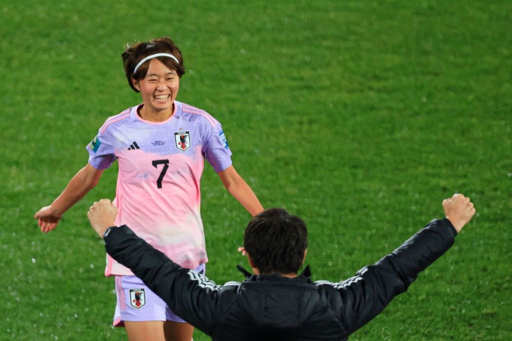 Gelandang Jepang, Hinata Miyazawa (kiri), berlari ke arah Pelatih Futoshi Ikeda usai mencetak gol pada laga 16 besar Piala Dunia Putri 2023 melawan Norwegia di Wellington, Selandia Baru, 5 Agustus 2023. 