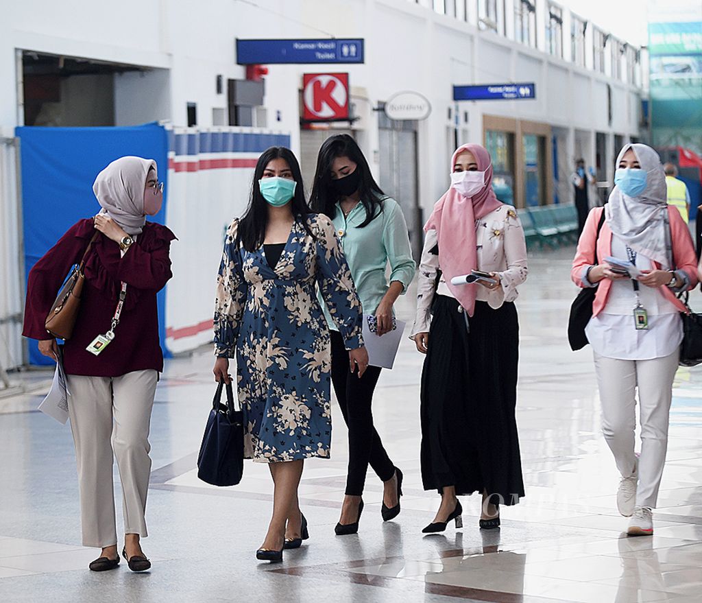 Kru maskapai, umumnya kaum milenial, seusai mengurus surat Klirens Kesehatan di Posko Covid-19 di Terminal 1 Bandara Juanda, Sidoarjo, Jawa Timur, Jumat (8/5/2020). Tahun 2020-2024 Indonesia memasuki puncak bonus demografi, dengan jumlah penduduk usia produktif (15-64 tahun) terbesar.