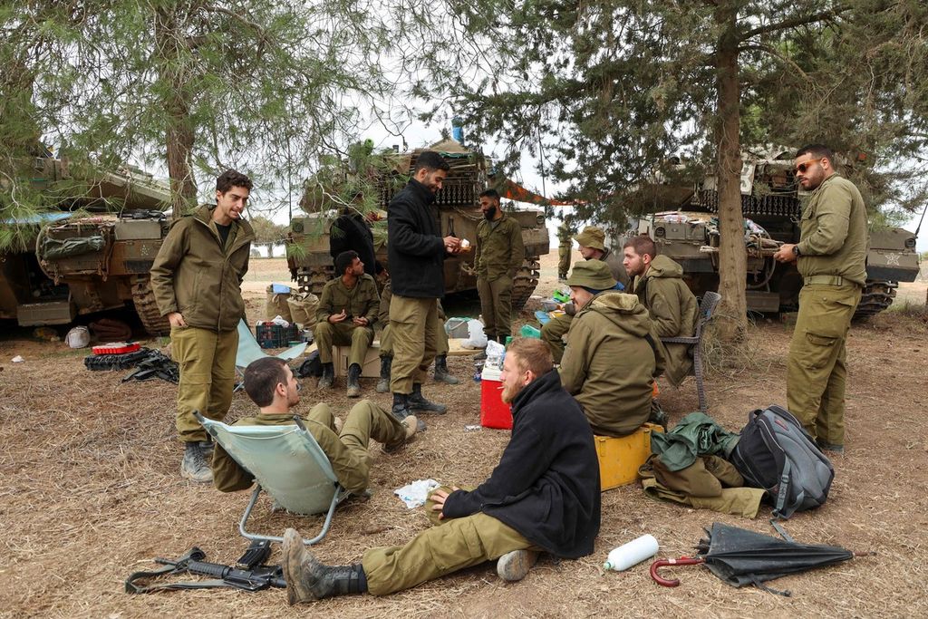 Tentara Israel beristirahat di wilayah perbatasan dengan Jalur Gaza, Selasa (28/11/2023). 