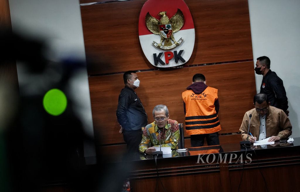 Juru bicara KPK, Ali Fikri (kanan), mendampingi Wakil Ketua KPK Alexander Marwata saat mengekspos Dodi Martimbang menjadi tersangka baru dan menyandang status tahanan di kantor Komisi Pemberantasan Korupsi (KPK), Jakarta, Selasa (17/1/2023). 