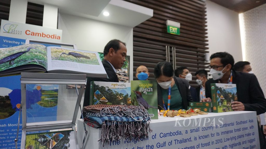 Berbagai produk dan informasi terkait kawasan konservasi dari stan negara Kamboja dipamerkan dalam acara Konferensi Taman Nasional ASEAN (ASEAN Heritage Parks/AHP) ke-7 di Bogor, Jawa Barat, Selasa (1/11/2022). Konferensi yang rutin diadakan setiap tiga tahun sekali ini dihadiri ratusan peserta dari negara ASEAN dan mitra organisasi.