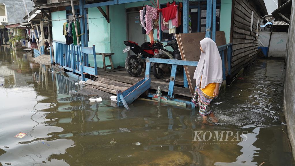 Limpasan air laut merendam gang di Kampung Pulo, RT 001 RW 07 Kelurahan Marunda, Kecamatan Cilincing, Jakarta Utara, Senin (26/12/2022). 