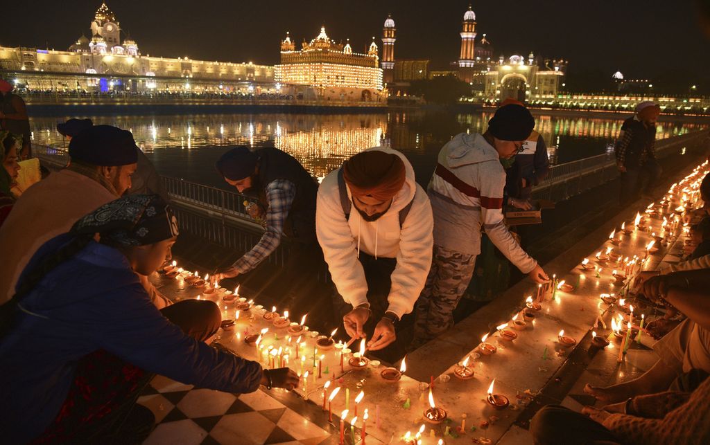 Penganut Sikh menghiasi Kuil Emas di Amritsar, India, 27 November 2023. Sebagian orang Sikh ingin membentuk negara merdeka dari India.