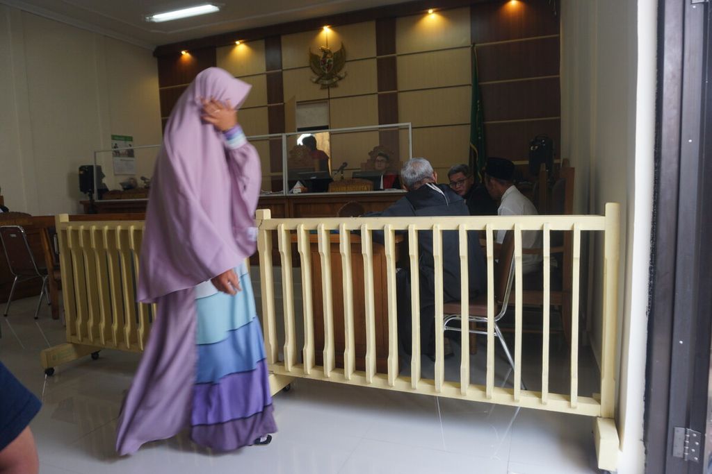 Suyanti alias Beta (24), istri siri Slamet Tohari (46), bergegas meninggalkan ruangan sidang di Pengadilan Negeri Banjarnegara, Jawa Tengah, Kamis (5/10/2023). 