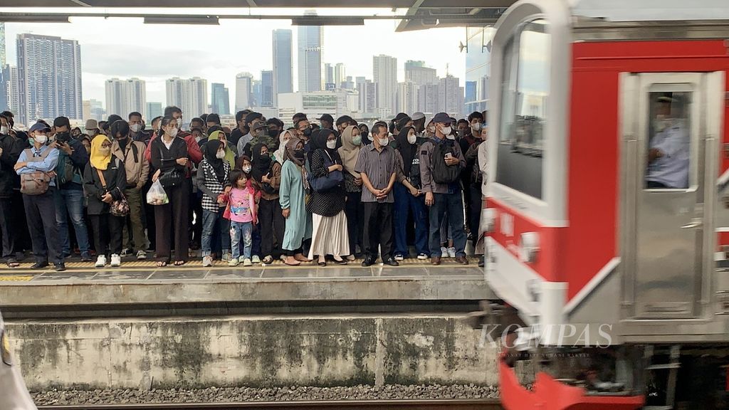 Suasana kepadatan penumpang di Stasiun Transit Manggarai, Jakarta Selatan, saat jam sibuk, Selasa (11/4/2023) sore. Kepadatan paling parah terjadi di peron 12 dan 13, yakni tujuan akhir Stasiun Bogor.