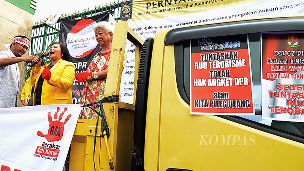 Kelompok Gerakan Anti Korupsi Lintas Perguruan Tinggi berunjuk rasa untuk menyatakan menolak Hak Angket KPK di depan gedung MPR/DPR/DPD, Jakarta, Jumat (7/7). 