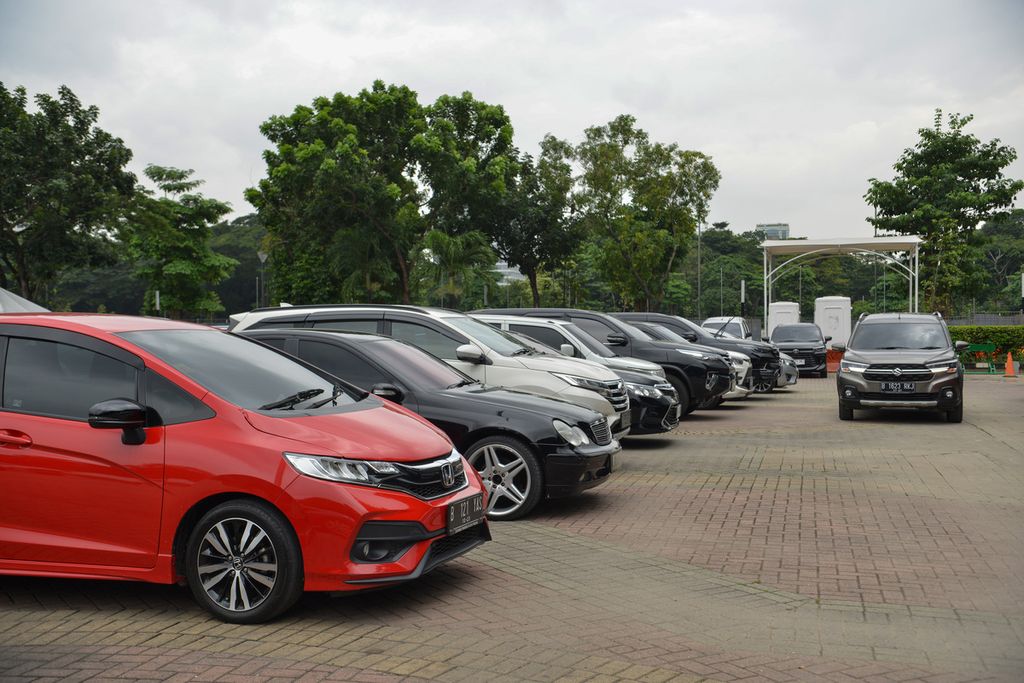Deretan mobil terparkir di lapangan parkir Ikatan Restoran dan Taman Indonesia (IRTI) Monas, Jakarta Pusat, Selasa (7/2/2023). 