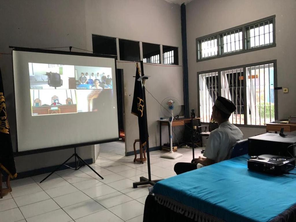 Persidangan lewat telekonferensi mulai digelar Pengadilan Negeri Sarolangun, Jambi, Kamis (28/3/2020). Sidang jarak jauh itu bertujuan meminimalkan penyebaran Covid-19. 