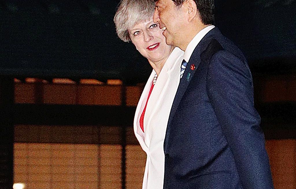 Perdana Menteri  Inggris Theresa May (kiri) dan Perdana Menteri Jepang Shinzo Abe berjalan menuju tempat makan malam di Wisma Negara Kyoto di Kyoto, Jepang, Rabu (30/8). 
