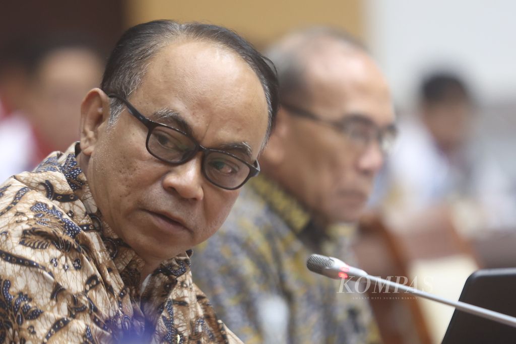 Menteri Komunikasi dan Informatika Budi Arie Setiadi (kiri) di Kompleks Parlemen, Jakarta, Kamis (27/6/2024). 