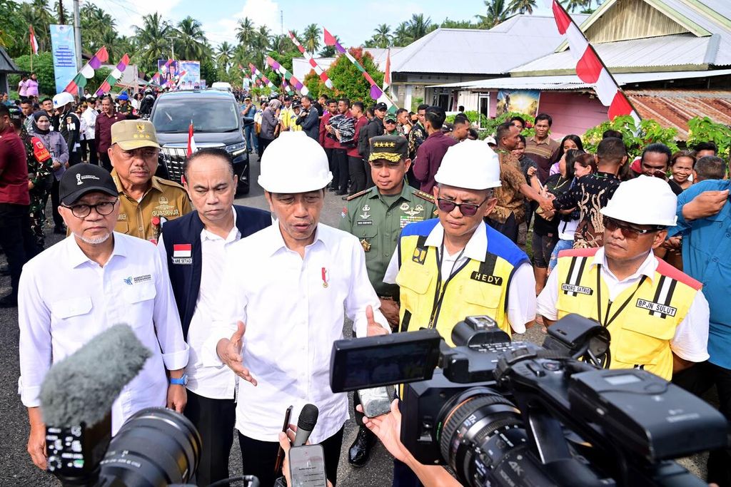 Presiden Joko Widodo saat memberikan keterangan pers seusai meninjau Jalan Lingkar Karakelang, Kabupaten Kepulauan Talaud, Sulawesi Utara, Kamis (28/12/2023).