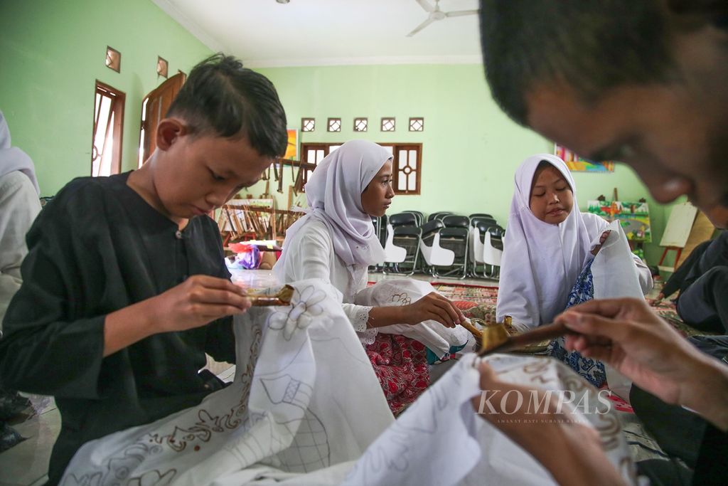 Murid-murid tunarungu SLB Mekar Sari 1 Cibinong, Kabupaten Bogor, belajar membatik di sekolah, Rabu (18/9/2019). 