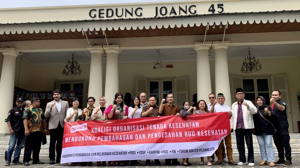 Sebanyak 17 organisasi tenaga kesehatan menyatakan deklarasi dukungan pada RUU Kesehatan di Gedung Joang 45, Jakarta, Sabtu (6/5/2023).