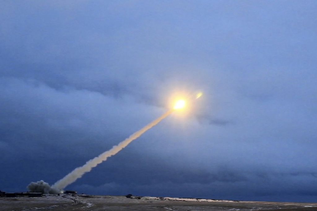 Foto yang diambil dari tayangan televisi Rusia, RU-RTR, pada 1 Maret 2018, menunjukkan peluncuran misil antarbenua Sarmat milik Rusia di lokasi yang dirahasiakan.  