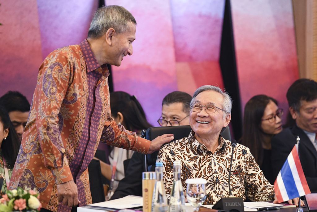Menteri Luar Negeri Singapura Vivian Balakrishnan (kiri) berbincang dengan Menlu Thailand Don Pramudwinai saat Pertemuan Menteri Luar Negeri ASEAN (PMC) bersama Amerika Serikat di Jakarta, Jumat (14/7/2023). 