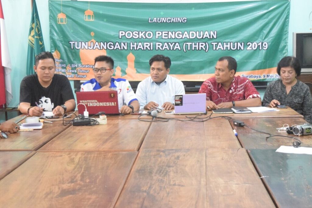 LBH Surabaya dan serikat buruh mengumumkan pelayanan pos pengaduan tunjangan hari raya 2019.
